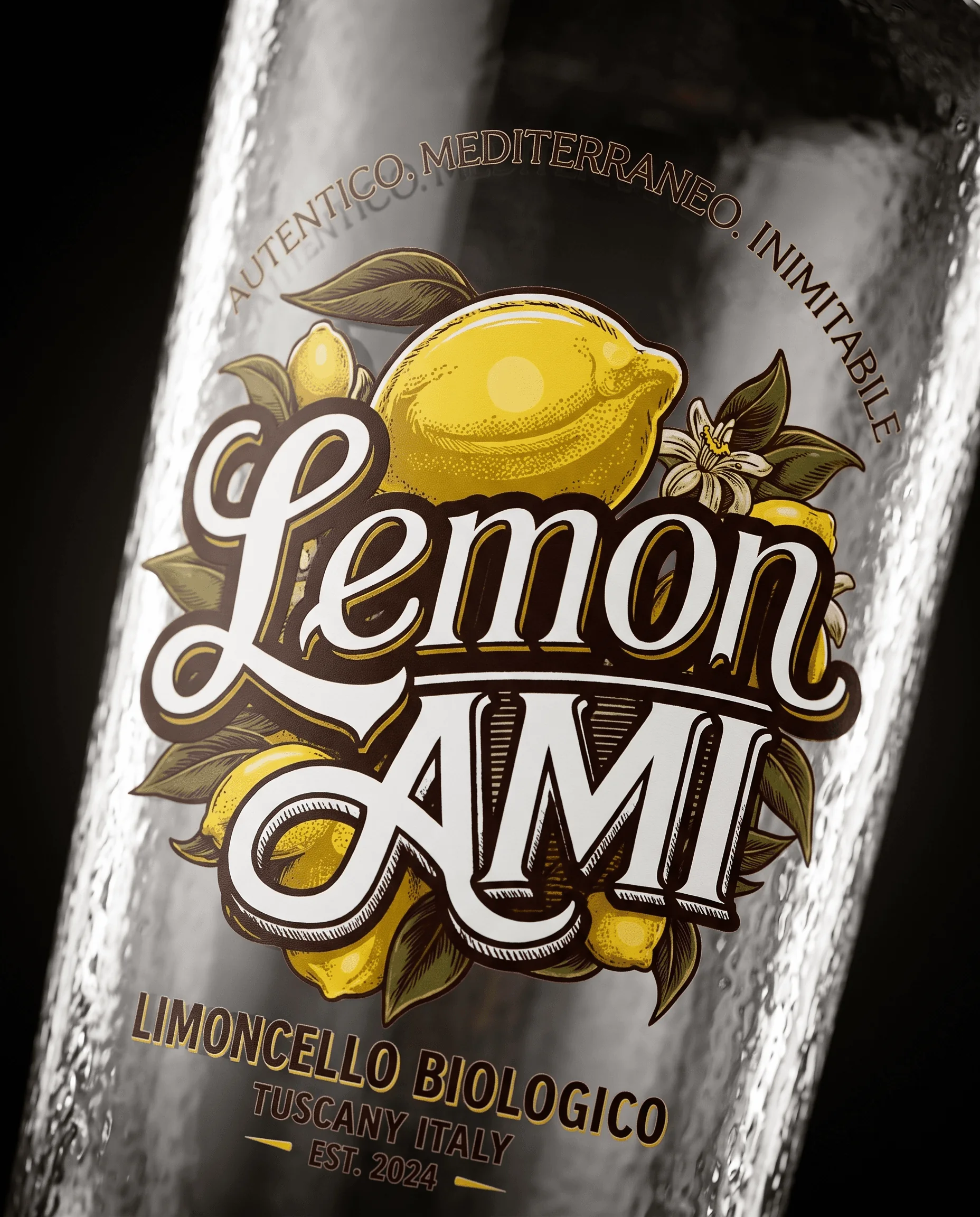 Dettaglio dell’etichetta Lemonami sulla bottiglia trasparente