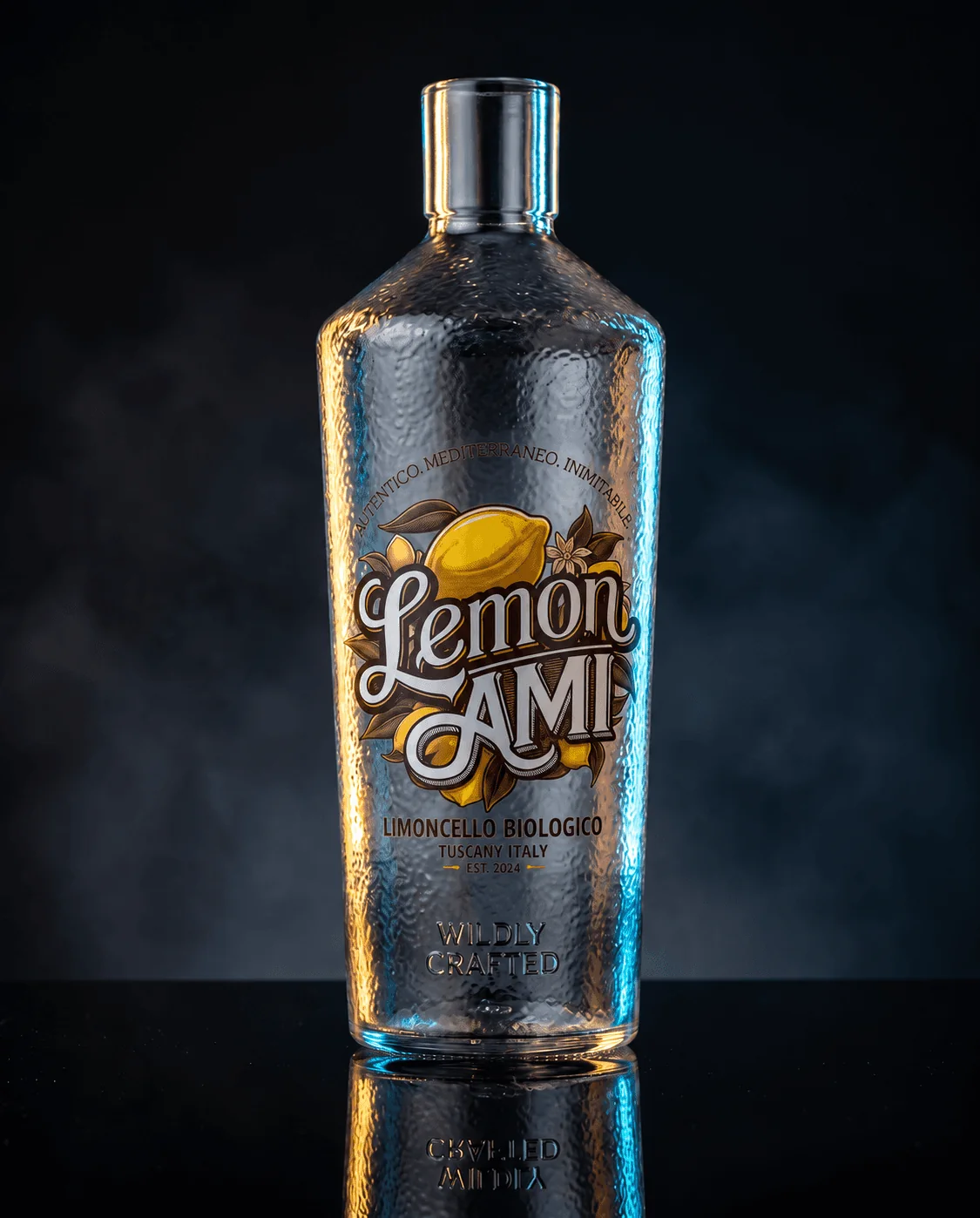 Bottiglia di Lemonami, limoncello biologico trasparente, su sfondo scuro